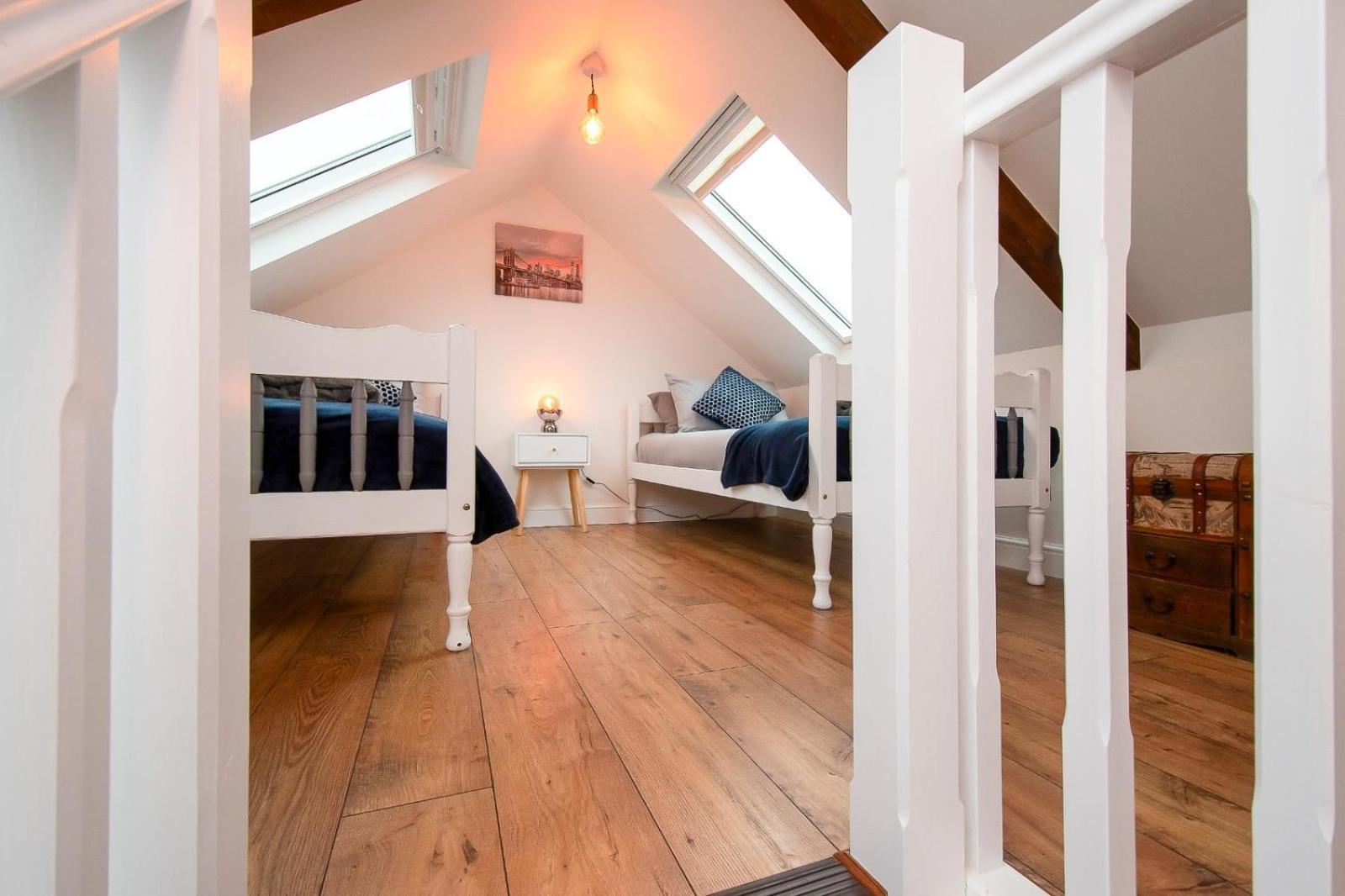 Casa One Hundred - A Beautiful 4 Bed House On The Beach Front Swansea Esterno foto