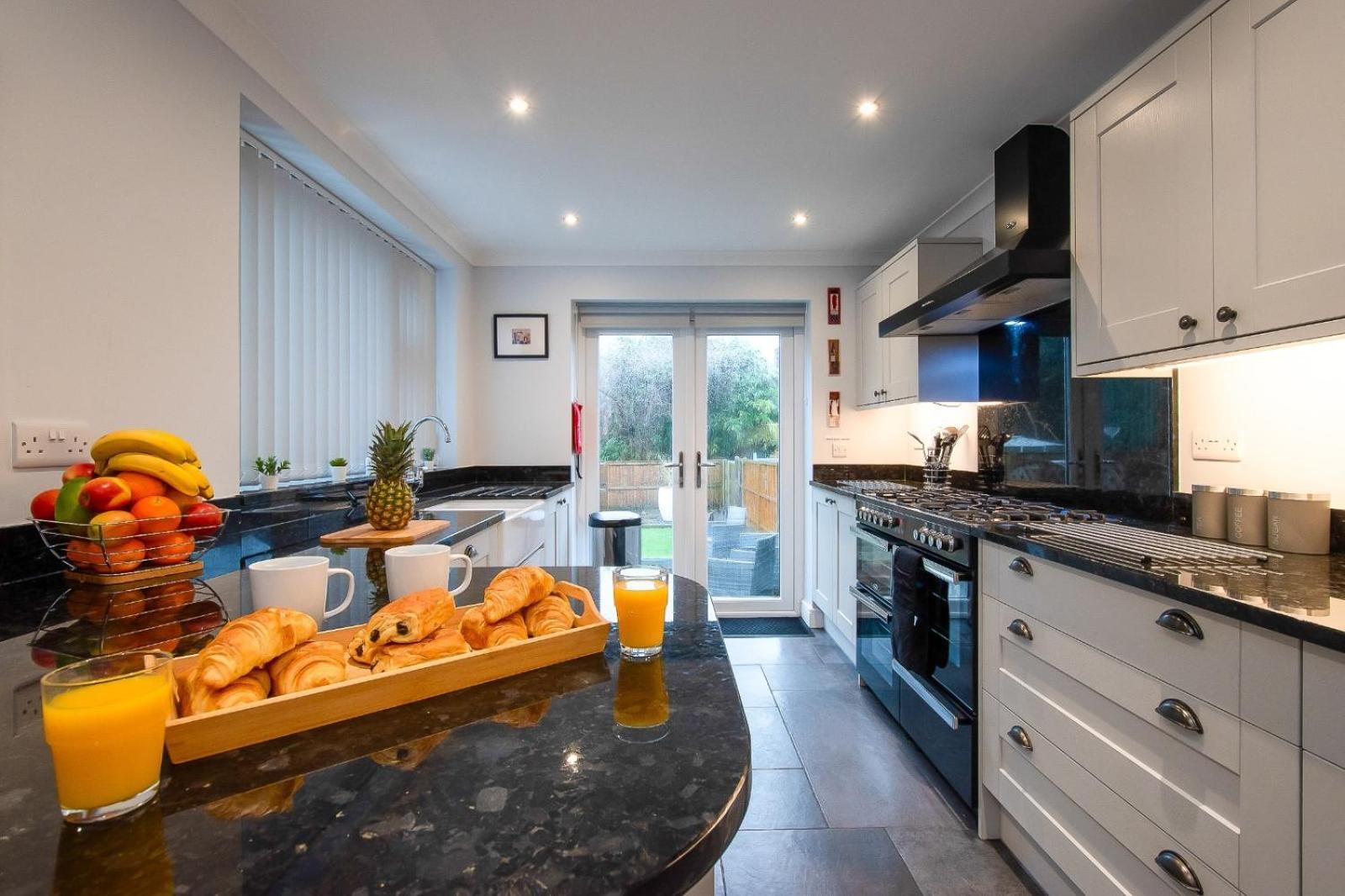 Casa One Hundred - A Beautiful 4 Bed House On The Beach Front Swansea Esterno foto