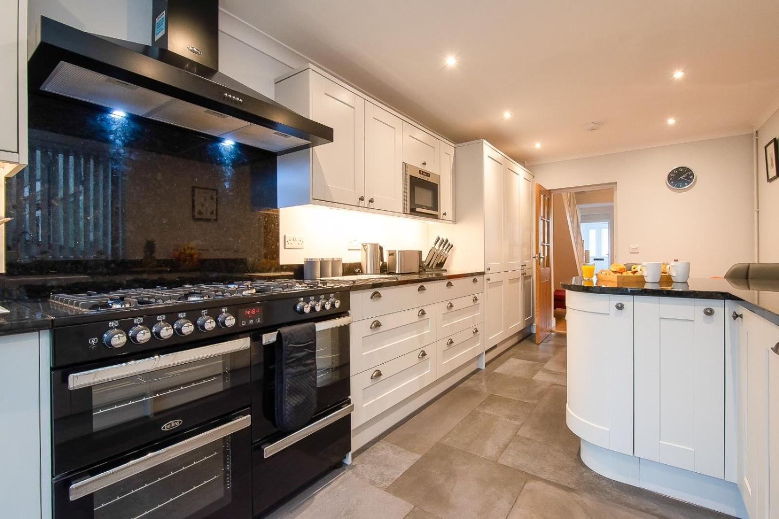 Casa One Hundred - A Beautiful 4 Bed House On The Beach Front Swansea Esterno foto
