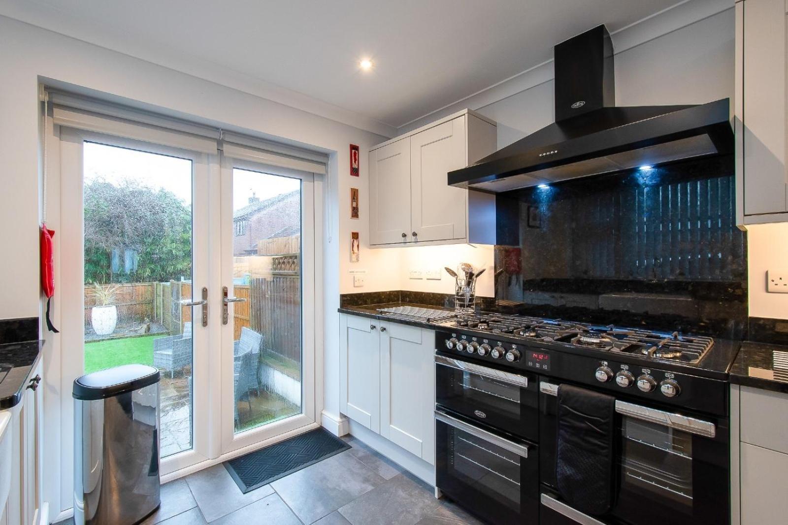 Casa One Hundred - A Beautiful 4 Bed House On The Beach Front Swansea Esterno foto