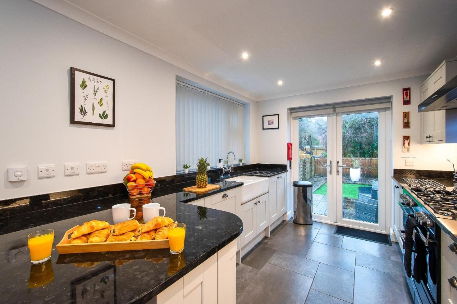 Casa One Hundred - A Beautiful 4 Bed House On The Beach Front Swansea Esterno foto